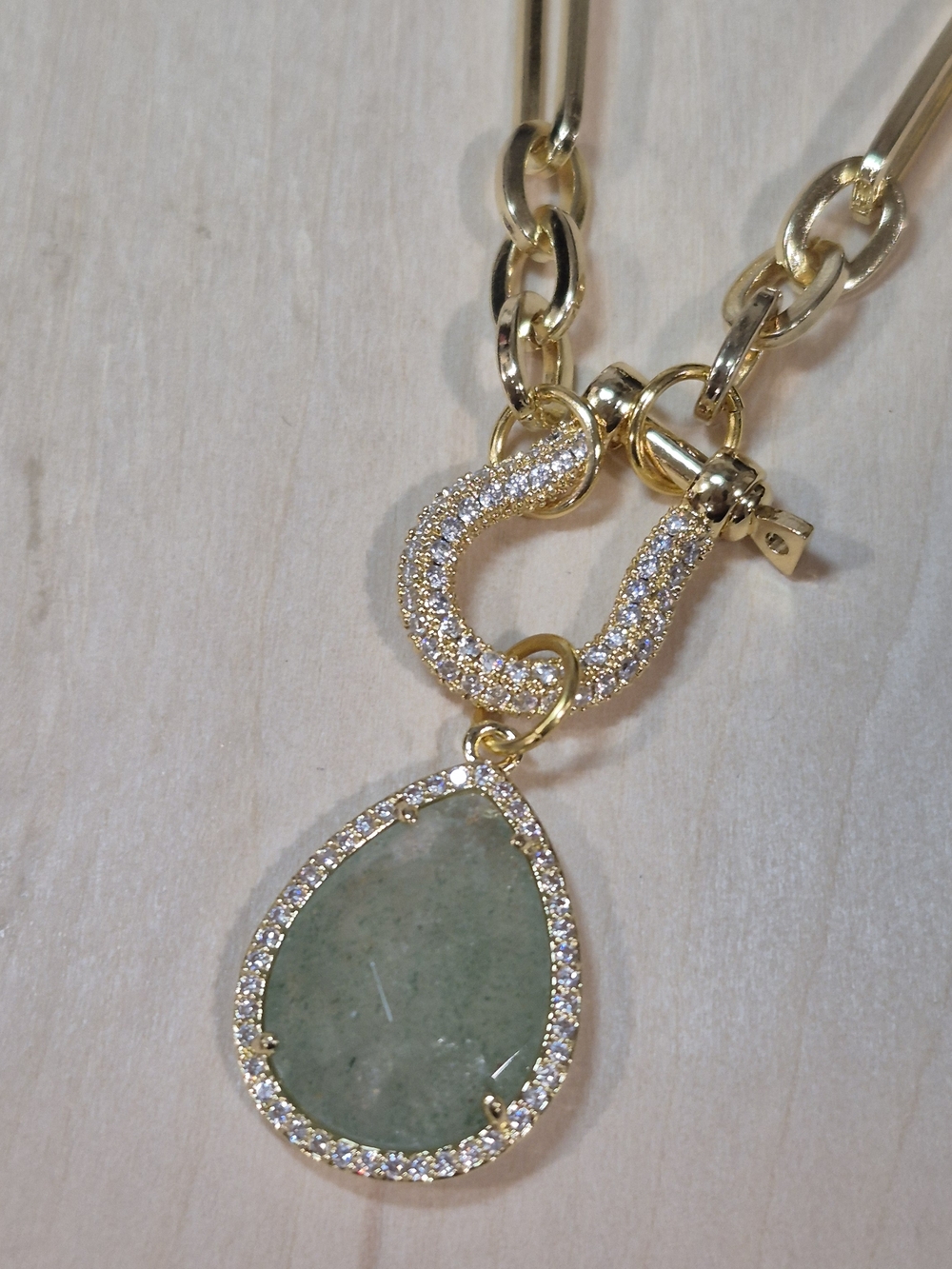 💚💛NEW💚💛 STUNNING!! PaperClip Green Natural Stone And CZ Horseshoe Necklace - Picture 6 of 13